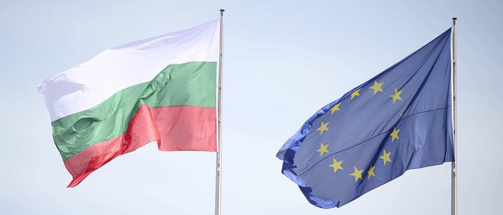 Die bulgarische und die europäische Fahne am 16.05.2022 im Bundeskanzleramt in Berlin.