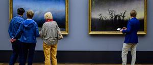 Die Bilder „Mönch am Meer“ und „Abtei im Eichenwald“ sind teil der Berliner Ausstellung „Caspar David Friedrich. Unendliche Landschaften“.