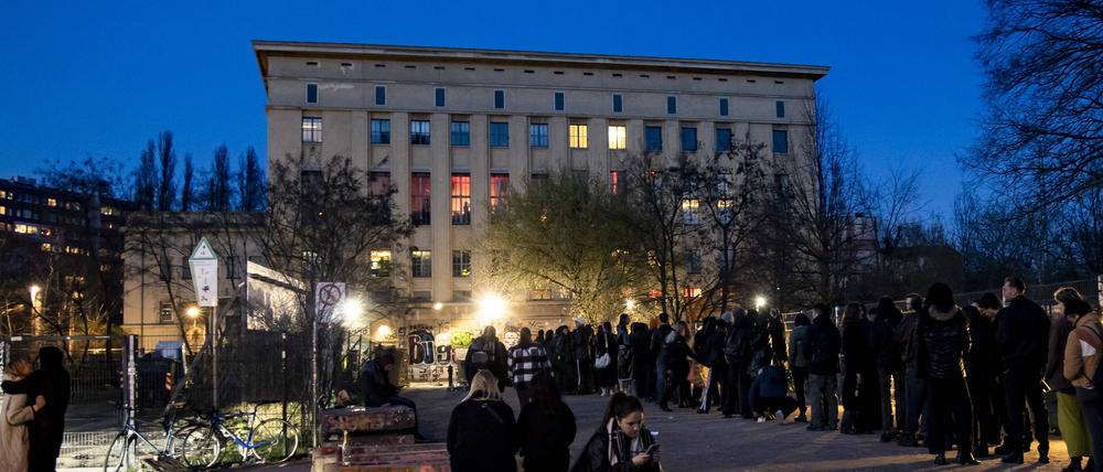 Menschen stehen Schlange vor dem Techno-Klub Berghain in Berlin