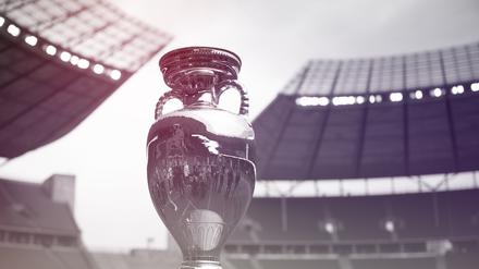 Der Pokal steht während der Präsentation des EM-Pokals im Berliner Olympiastadion. Die Fußball-Europameisterschaft der Männer findet vom 14. Juni bis zum 14. Juli 2024 statt.