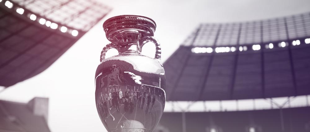 Der Pokal steht während der Präsentation des EM-Pokals im Berliner Olympiastadion. Die Fußball-Europameisterschaft der Männer findet vom 14. Juni bis zum 14. Juli 2024 statt.