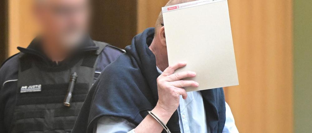 Ein Angeklagter kommt in Stuttgart-Stammheim beim Beginn eines Prozesses um Reichsbürger, die mutmaßlich einen Umsturz in Deutschland geplant haben sollen, in den Gerichtssaal.
