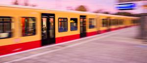 ARCHIV - 01.10.2022, Berlin: Eine S-Bahn fährt am Morgen am Bahnhof Berlin-Grünau ab. (Bewegungsunschärfe durch lange Belichtungszeit) (zu dpa: «Giffey: Bereits 22 000 Berlin-Abos in wenigen Tagen verkauft») Foto: Christoph Soeder/dpa +++ dpa-Bildfunk +++