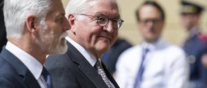 Bundespräsident Frank-Walter Steinmeier startete seinen zweitägigen Besuch in Tschechien mit einem Empfang beim tschechischen Präsidenten Petr Pavel.