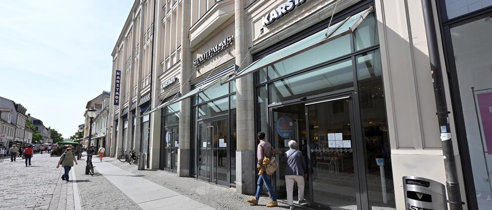 Das Karstadt-Kaufhaus in der Brandenburger Straße soll Ende August schließen. Innenstadt-Händler sorgen sich vor längerem Leerstand.