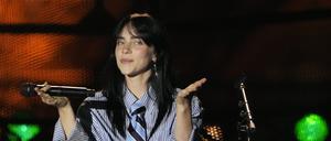 ARCHIV - 22.06.2023, Frankreich, Paris: Billie Eilish tritt im Juni 2023 während des Konzerts «Power Our Planet» am Rande des Klima- und Armutsgipfel auf.  (zu dpa: «Billie Eilish kündigt Tour an - 2025 auch vier Konzerte in Deutschland») Foto: Lewis Joly/AP/dpa +++ dpa-Bildfunk +++