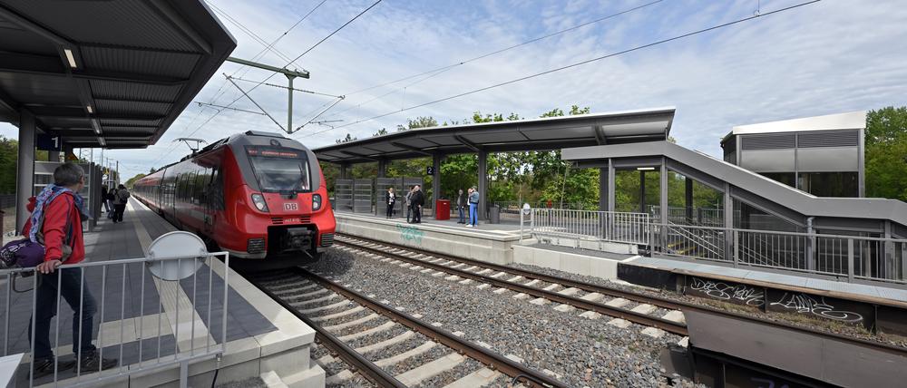 Jahrzehntelang waren die oberen Bahngleise verfallen, nun kommt man von hier aus in 22 Minuten zum BER.