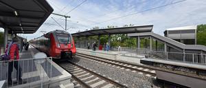 Jahrzehntelang waren die oberen Bahngleise verfallen, nun kommt man von hier aus in 22 Minuten zum BER.