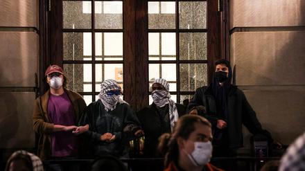 Protestler verbarrikadieren sich in der Hamilton Hall der Columbia University. 