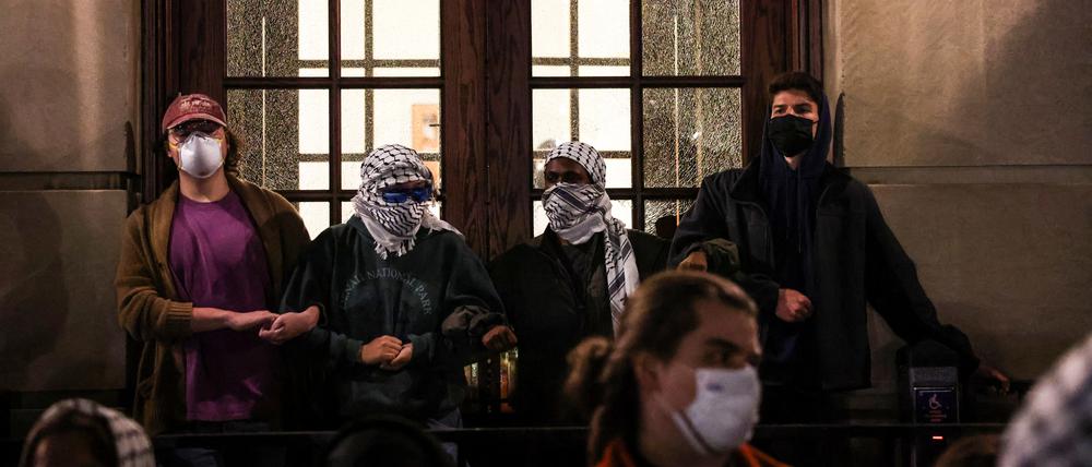 Protestler verbarrikadieren sich in der Hamilton Hall der Columbia University. 