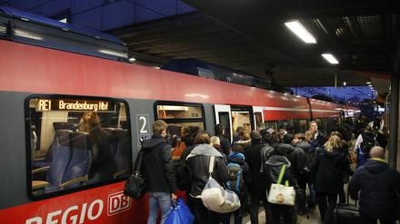 Gedränge auf einem Bahnsteig am Potsdamer Hauptbahnhof. 