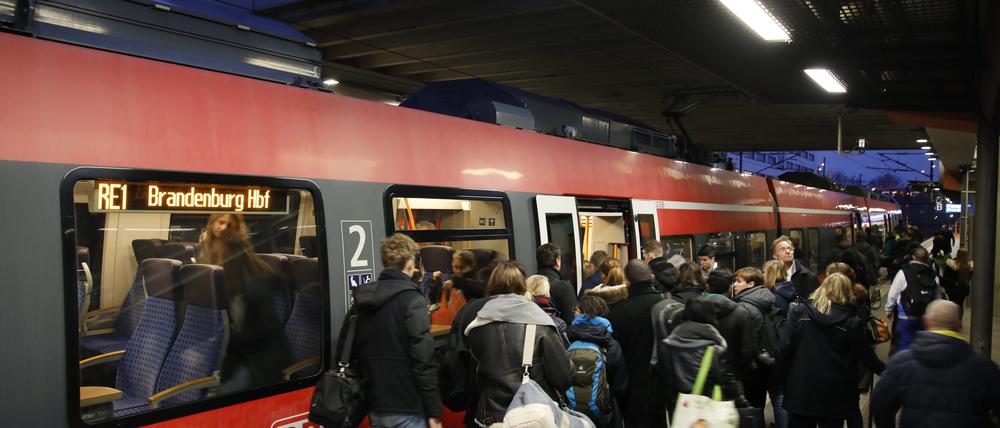 Gedränge auf einem Bahnsteig am Potsdamer Hauptbahnhof.