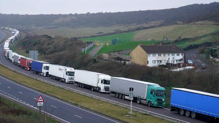 Lastwagen stehen auf der A20 vor dem Hafen von Dover in Kent Schlange, wo es zu Verzögerungen beim Warentransport über den Ärmelkanal kommt, nachdem die Exporte zwischen Großbritannien und der EU seit dem 1. Januar 2022 vollständig zollkontrolliert werden.