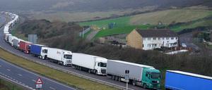 Lastwagen stehen auf der A20 vor dem Hafen von Dover in Kent Schlange, wo es zu Verzögerungen beim Warentransport über den Ärmelkanal kommt, nachdem die Exporte zwischen Großbritannien und der EU seit dem 1. Januar 2022 vollständig zollkontrolliert werden.