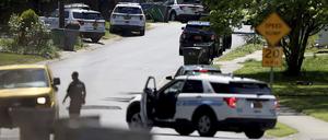 Mehrere Polizeibeamte wurden in Ost-Charlotte, North Carolina, angeschossen, so das Charlotte Mecklenburg Police Department. Beamte der U.S. Marshals Task Force führten eine Untersuchung in einem Vorort durch, als auf sie geschossen wurde.