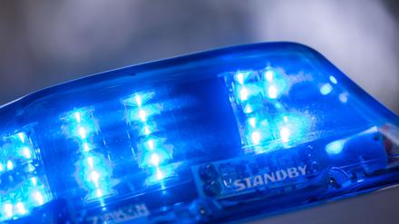 Blaulicht leuchtet an einem Polizeiauto. 