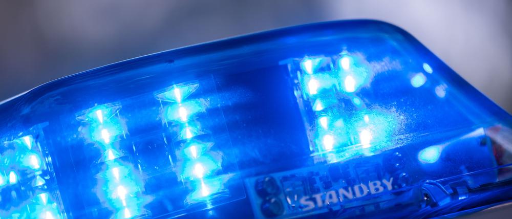 Blaulicht leuchtet an einem Polizeiauto. 