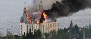 Ein Gebäude der Rechtsakademie von Odessa brennt nach einem russischen Raketenangriff.
