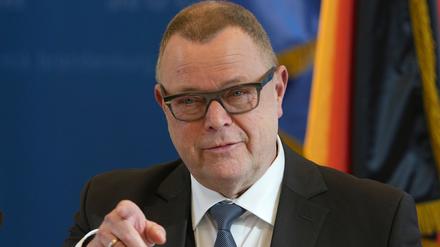 Michael Stübgen (CDU), Minister des Innern und für Kommunales von Brandenburg, spricht während einer Pressekonferenz.