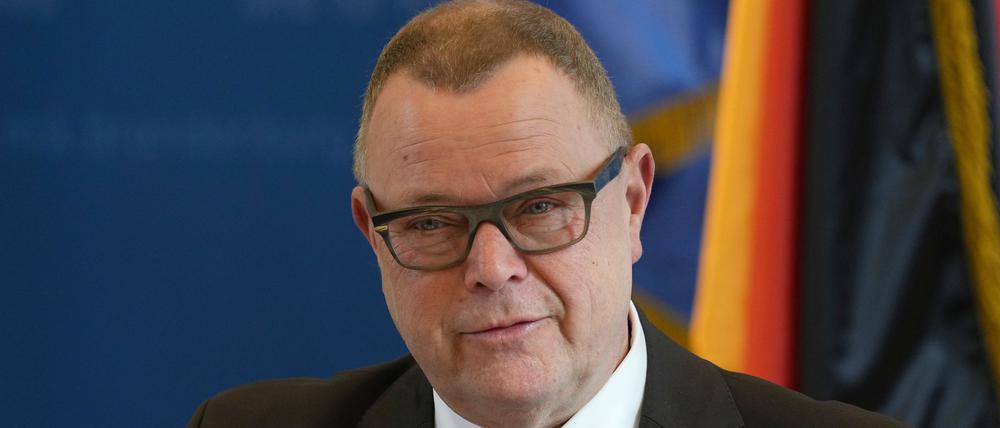 Michael Stübgen (CDU), Minister des Innern und für Kommunales von Brandenburg, spricht während einer Pressekonferenz.