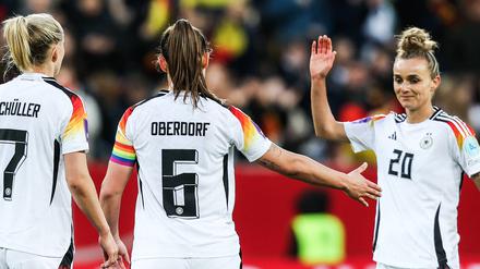 Lena Oberdorf klatscht mit Lina Magull ab. (Symbolbild)