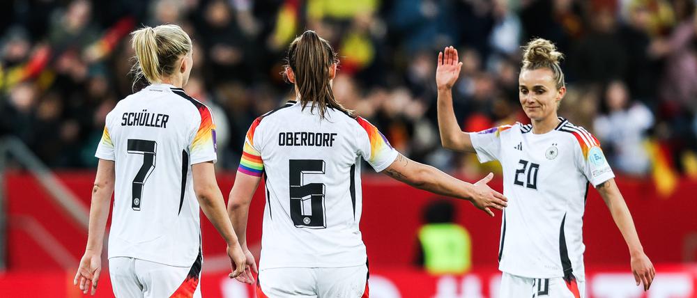 Lena Oberdorf klatscht mit Lina Magull ab. (Symbolbild)
