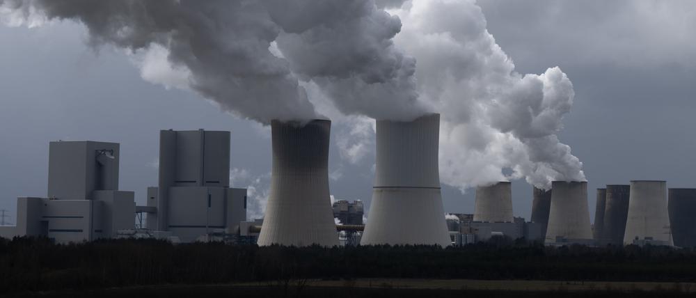 Wasserdampf steigt aus dem Kühltürmen des Kohlekraftwerkes Boxberg in der Lausitz nahe der polnischen Grenze.