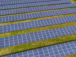 Solarpark Mühlenfeld, bei Neukirchen-Vluyn, auf 24 Hektar sind über 15.000 Solarmodule verteilt, sie erzeugen 3,5 Mio. Kilowattstunden jährlich.