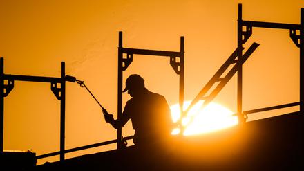 Anhaltende Hitze ist eine enorme Belastung für viele Arbeitnehmer.