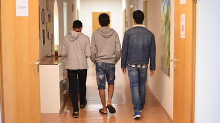 Unbegleitete minderjährige Ausländer laufen den Flur eines Kinder- und Jugendhilfezentrum entlang. (Symbolfoto).