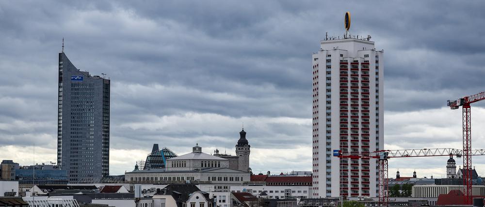 Dunkle Wolken ziehen über die Leipziger Innenstadt mit dem City-Hochhaus (l) und dem Wintergartenhochhaus.