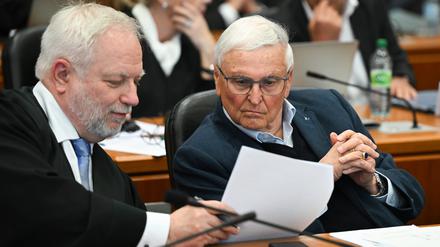 Theo Zwanziger (M.), früherer DFB-Präsident, spricht im Gerichtssaal des Landgerichts mit seinem Anwalt Hans-Jörg Metz. 