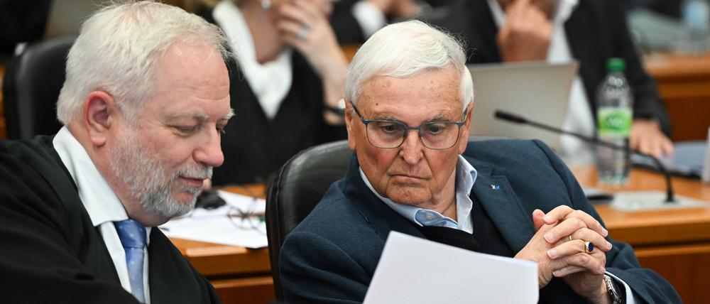 Theo Zwanziger (M.), früherer DFB-Präsident, spricht im Gerichtssaal des Landgerichts mit seinem Anwalt Hans-Jörg Metz.