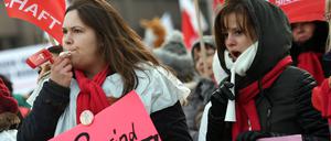 Zwei junge Frauen zeigen am 26.01.2017 in Berlin bei einem Streik der Berliner Erzieher und Sozialpädagogen Schilder mit der Aufschrift „Wir sind es wert“ und „Wir erziehen unsere Zukunft, wir sind mehr wert!“. 