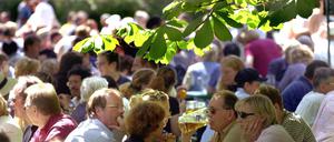 Biergartenbesucher im Mai. 