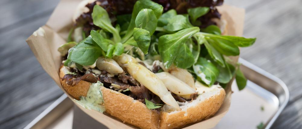 Ein Döner mit Spargel unter dem Namen „Döner Beelitzer Art“.