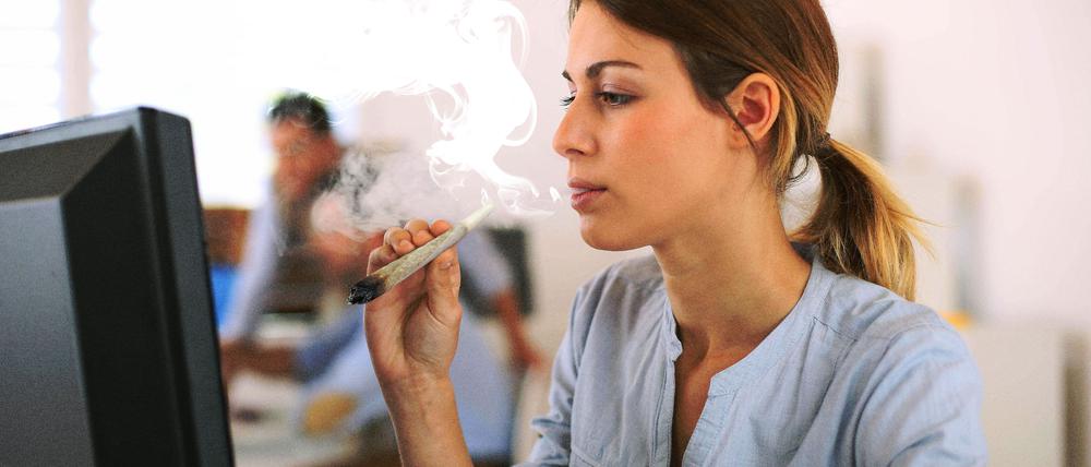 Kiffen im Büro: Das dürfte auch nach der Legalisierung nicht häufig vorkommen.