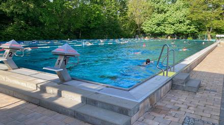 Schon am zweiten Tag nach Saisonstart herrscht reger Betrieb im Prinzenbad.