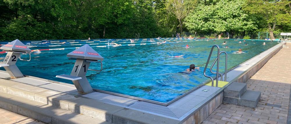 Schon am zweiten Tag nach Saisonstart herrscht reger Betrieb im Prinzenbad.