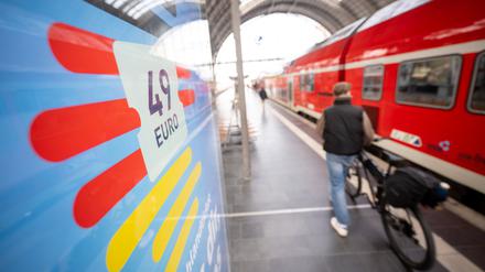 Verbraucherschützer fordern Verbesserungen beim Deutschlandticket.