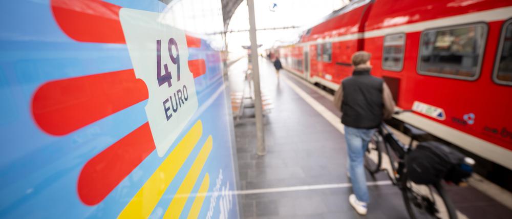 Verbraucherschützer fordern Verbesserungen beim Deutschlandticket.