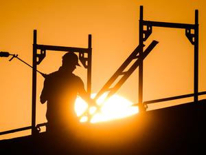 Körperliche Arbeit im Freien wird bei Hitze zum Gesundheitsrisiko.