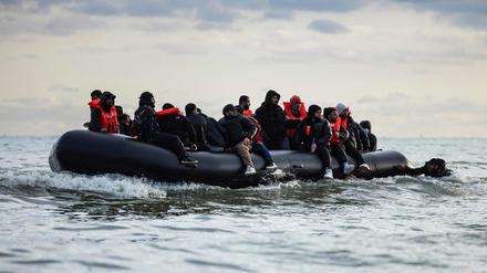 Migranten sitzten auf einem Schlauchboot und versuchen, den Ärmelkanal zu überqueren. 