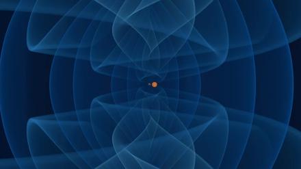 Ein schwarzes Loch (dunkelgrau) und ein Neutronenstern (orangefarben) umkreisen einander auf immer enger werdenden Bahnen und strahlen Gravitationswellen (blau) ab.