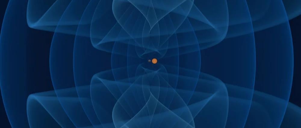 Ein schwarzes Loch (dunkelgrau) und ein Neutronenstern (orangefarben) umkreisen einander auf immer enger werdenden Bahnen und strahlen Gravitationswellen (blau) ab.
