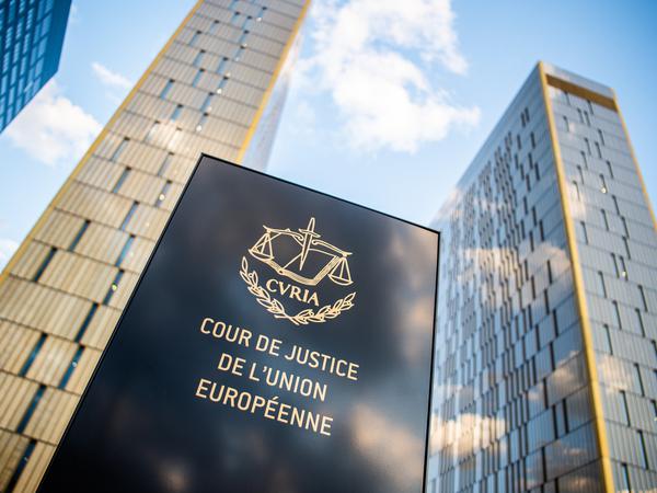 ARCHIV - 15.06.2019, Luxemburg: Ein Schild mit der Aufschrift «Cour de Justice de l'union Européene» steht vor dem Europäischen Gerichtshof im Europaviertel. Vor dem EuGH geht es um die FIFA-Transferregeln. (zu dpa: «EuGH-Gutachten: FIFA-Transferregeln unter Umständen rechtswidrig») Foto: Arne Immanuel Bänsch/dpa +++ dpa-Bildfunk +++