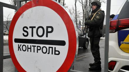 Ein Soldat der Nationalgarde steht an einer Straßensperren hinter einem «Stop»-Schild.  