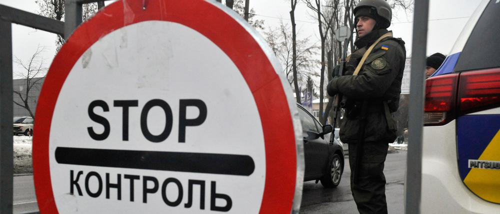 Ein Soldat der Nationalgarde steht an einer Straßensperren hinter einem «Stop»-Schild.  