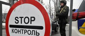 Ein Soldat der Nationalgarde steht an einer Straßensperren hinter einem «Stop»-Schild.  