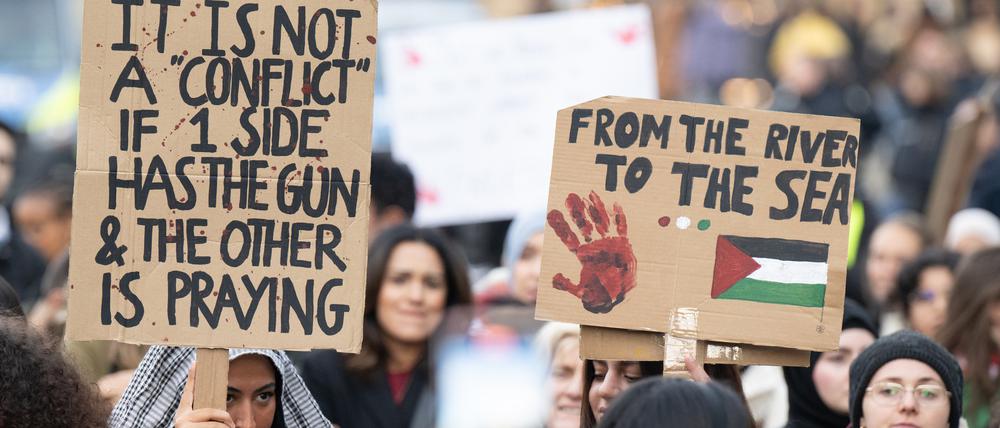 Junge Frauen halten Plakate mit Aufschriften wie „From the river to the sea“ bei einer pro-palästinensischen Demonstration in Frankfurt hoch.